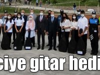 Kars'ta 10 öğrenciye gitar hediye edildi!