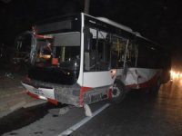 İzmir’de belediye otobüsü ile tır çarpıştı: 12 yaralı