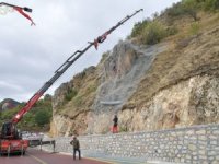 Isparta’da Kirazlıdere’ye şev koruyucu çelik tel döşeniyor
