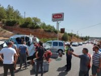 Üç aracın karıştığı kaza sonrası kilometrelerce kuyruk oluştu