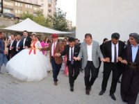 Vali Akbıyık, aşiret düğününde halay çekti