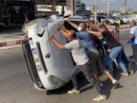 Park halindeki araca çarpan otomobil devrildi, vatandaşlar düzeltti