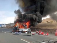 Seyir halindeki kamyonet alev alev yandı