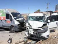 Elazığ’da hafif ticari araç ile minibüs kafa kafaya çarpıştı: 4 yaralı