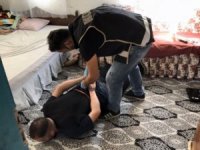 Kadınlara cinsel istismarda bulunup gizlice kameraya çeken sahtekar yakalandı