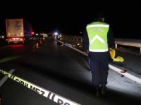 TEM’de patlayan lastiği değiştiren 2 kişiye kamyonet çarptı: 1 ölü, 2 yaralı