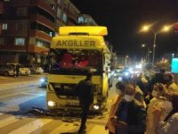 Kırmızı ışıkta duramayan tır, 2 araca arkadan çarptı