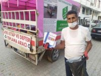 Torununun teşviki ile sokak sokak gezerek atık kitap topluyor, hem geri dönüşüme kazandırıyor hem de öğrencilere ücretsiz veriyor