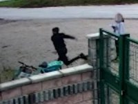 Bisikleti alamayınca tekme attı, o onlar güvenlik kamerasına yansıdı
