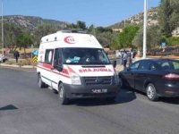 Motosiklet aracın altında metrelerce sürüklendi
