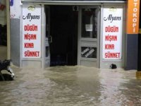 Gece yarısı patlayan su borusu şehrin altını üstüne getirdi