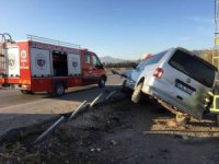 Elazığ’da hafif ticari araç bariyere çarptı: 2 yaralı