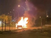 Bursa’da seyir halindeki otomobil alev topuna döndü