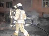 Sultangazi’de park halindeki otomobil alev alev yanarak kül oldu