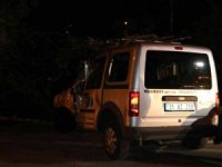 İzmir’de kontrolden çıkan otomobil ağaca çarptı: 1 ölü, 2 yaralı