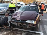 Kırmızı ışıkta bekleyen otomobile arkadan çarptı; 3 kişi yaralandı