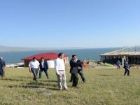Vali Özefe, Çıldır Gölü Kenarında Yapımı Devam Eden Turizm Tesislerinin İnşaatını Denetledi