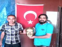 Gönüllü Gençler Yıpranan Atatürk Büstlerini Onardı