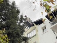 Beyoğlu’nda fırtınanın etkisiyle bir çatıdan kopan parça yan binaya uçtu