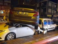 Kontrolden çıkan otomobil park halindeki araçların üzerine uçtu
