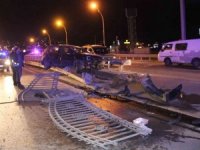Direksiyon hakimiyetini kaybetti, demir korkulukları parçalayıp refüje çıktı:1 yaralı