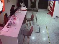 İzmir’de bankada yaşanan hırsızlık anı güvenlik kamerasına yansıdı