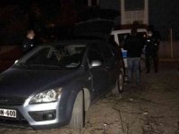 Yaralama suçundan aranan kişi otomobille polisten kaçtı, merdiven boşluğunda yakalandı