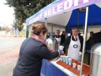 Kendi elleriyle çorba yaptı, üniversite öğrencilerine ikram etti