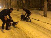 Kars’ta kar altında çocuklar gibi eğlendiler