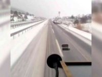 Karlı yolda takla atan otomobil kameraya yansıdı