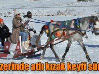 Kars’ta buz üzerinde atlı kızak keyfi sürüyor