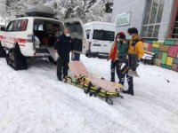 Sağlık ekipleri karla kaplı yolda zamanla yarıştı