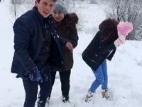 İzmir’de öğrencilerin kar keyfi: Doya doya kar topu oynadılar