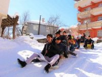 Bingöl’de 1 metreyi bulan kar çocuklara eğlence, vatandaşa çile oldu