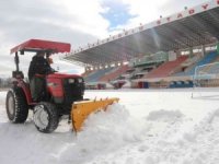 Sivas Muhsin Yazıcıoğlu Stadyumu kardan temizleniyor