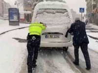 Yoğun karda zorlanan sürücülerin yardımına polis ekipleri koştu