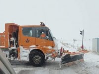Develi-Adana yolu kar yağışı nedeniyle trafiğe kapandı