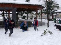 Lapa lapa yağan kar altında çocukların kartopu keyfi