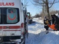 Ambulanslar yolda kaldı, yardımlarına karla mücadele ekipleri koştu