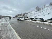 Yalova-Bursa kara yolu kayan tır sebebiyle kapandı