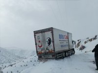 Kardan kayan nakliyat aracı yolu kapattı