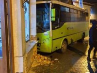 El freni çekilmeyen yolcu minibüsü kıraathane duvarına çarptı