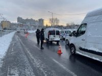 İstanbul polisi yoldan kalan sürücülere yardım etti