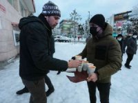 Karda işe giden Gaziosmanpaşalılara sıcak çorba ikramı