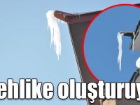 Kars’ta çatılarda oluşan buz sarkıtları tehlike oluşturuyor