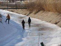 Buz tutan sulama kanalında çocukların tehlikeli oyunu