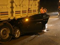 Sakarya'da otomobil tırın altına girdi: 1 ölü, 6 yaralı