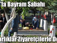 Kars'ta Bayram Sabahı Mezarlıklar Ziyaretçilerle Doldu