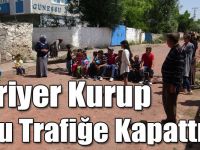 Kars'ta Kadın ve Çocuklar Bariyer Kurup Yolu Trafiğe Kapattı