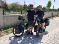 Hollandalı bisikletli çift Konya’da mola verdi